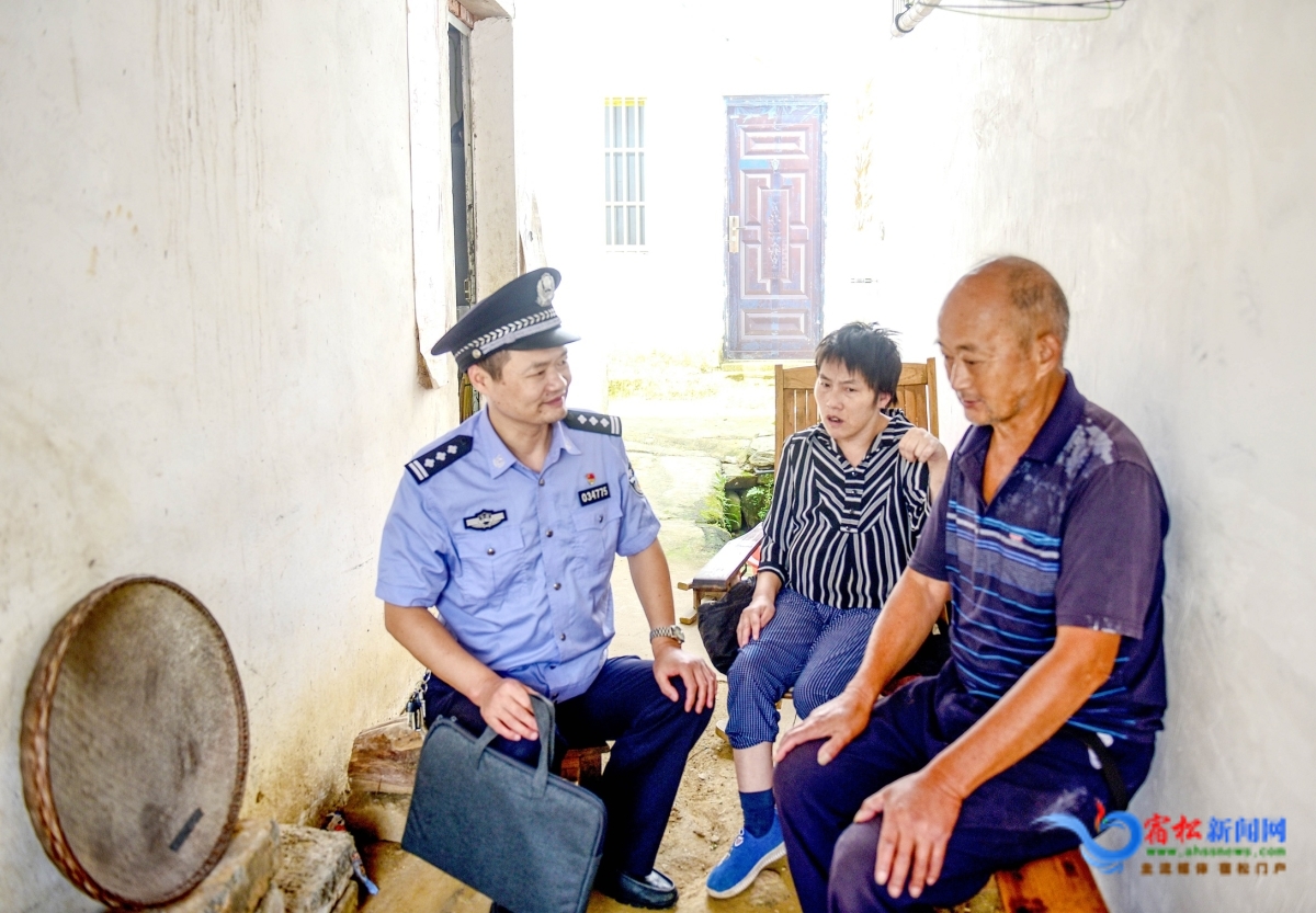 孫長(zhǎng)江與李柏林父母交談.JPG