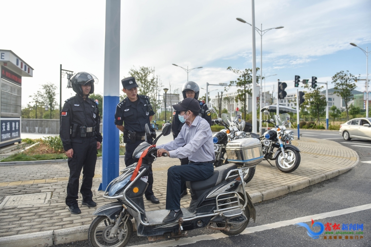 巡邏特警勸導(dǎo)市民戴頭盔騎摩托車.JPG