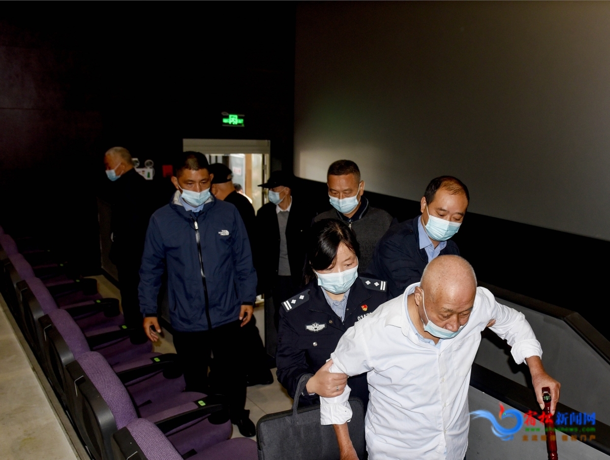 民警攙扶石洪老人走進電影院 (2).JPG