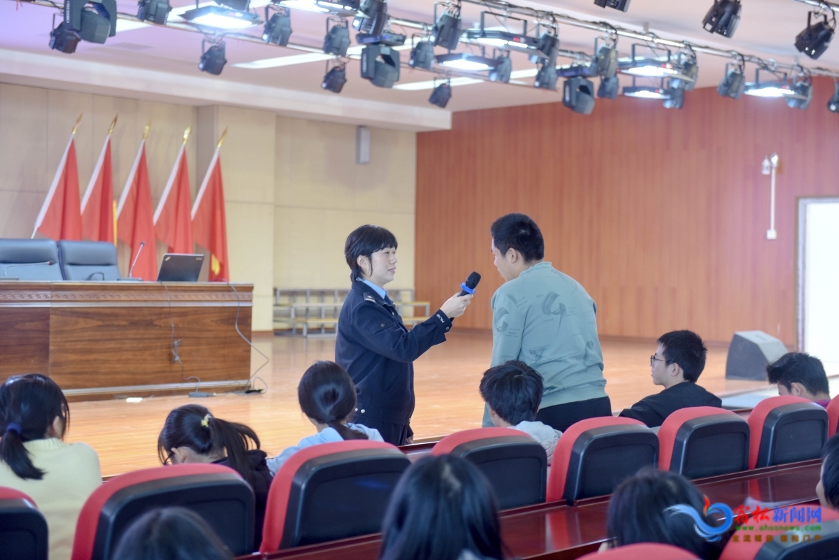 民警與學生進行互動.JPG