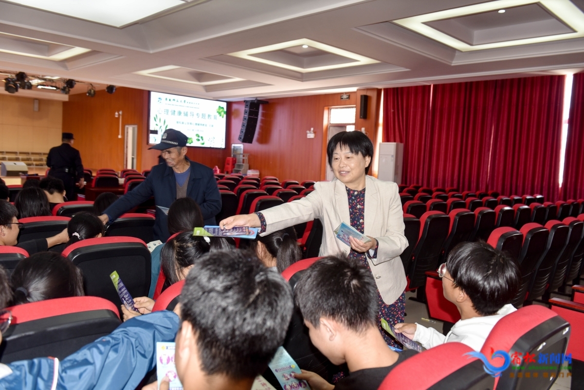 退休老民警發放宣傳冊.JPG