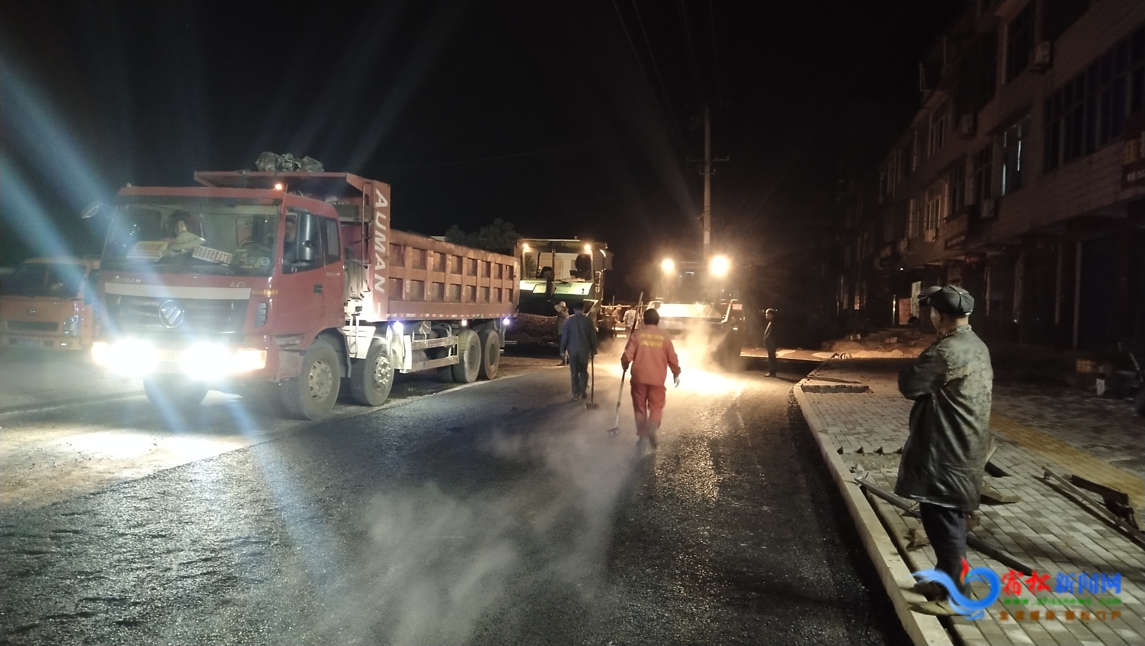 宿松縣火車站站前道路連夜完成底層瀝青攤鋪 (1).jpg