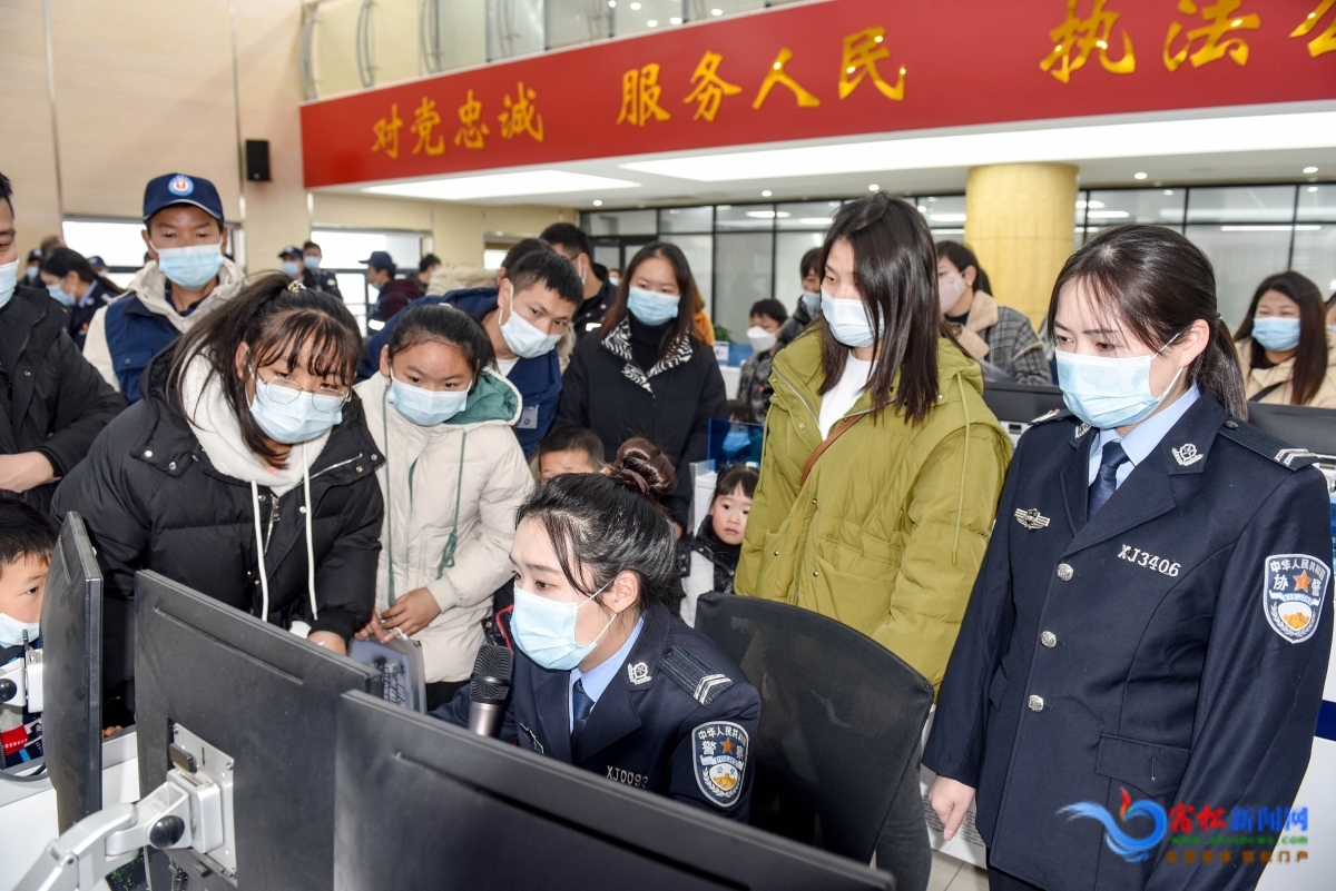 接警員講解報警知識.JPG