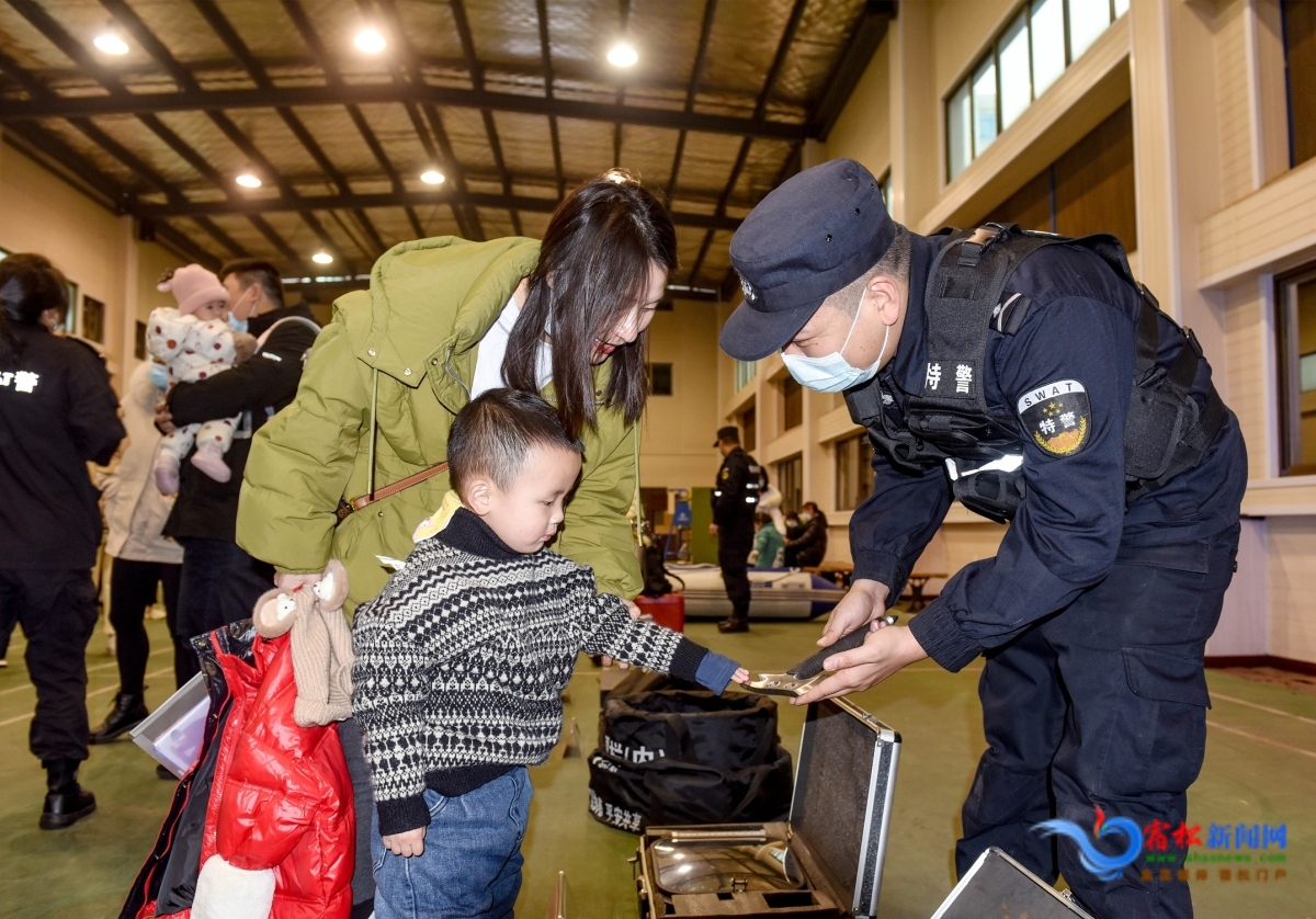 特警大隊民警介紹救援裝備.JPG