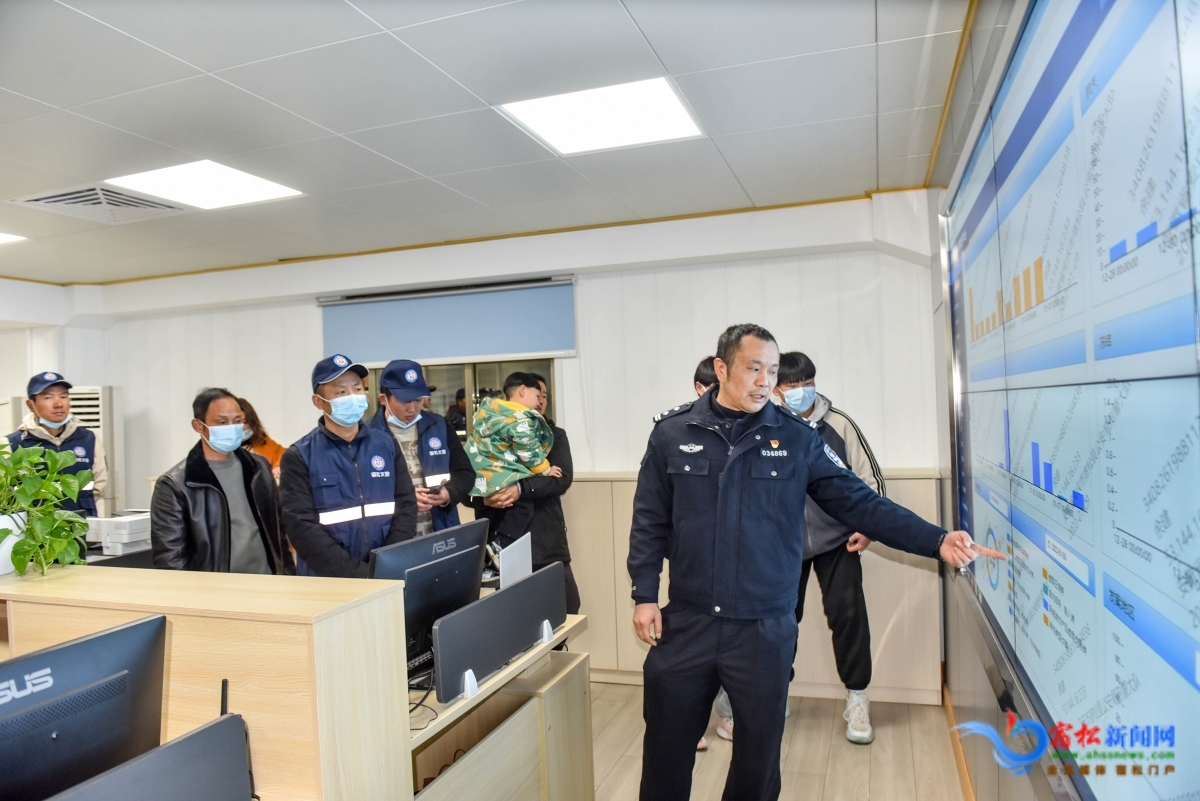 刑偵大隊民警介紹反電詐知識.JPG