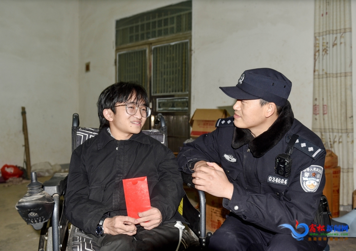 劉華松同張亮交談.JPG
