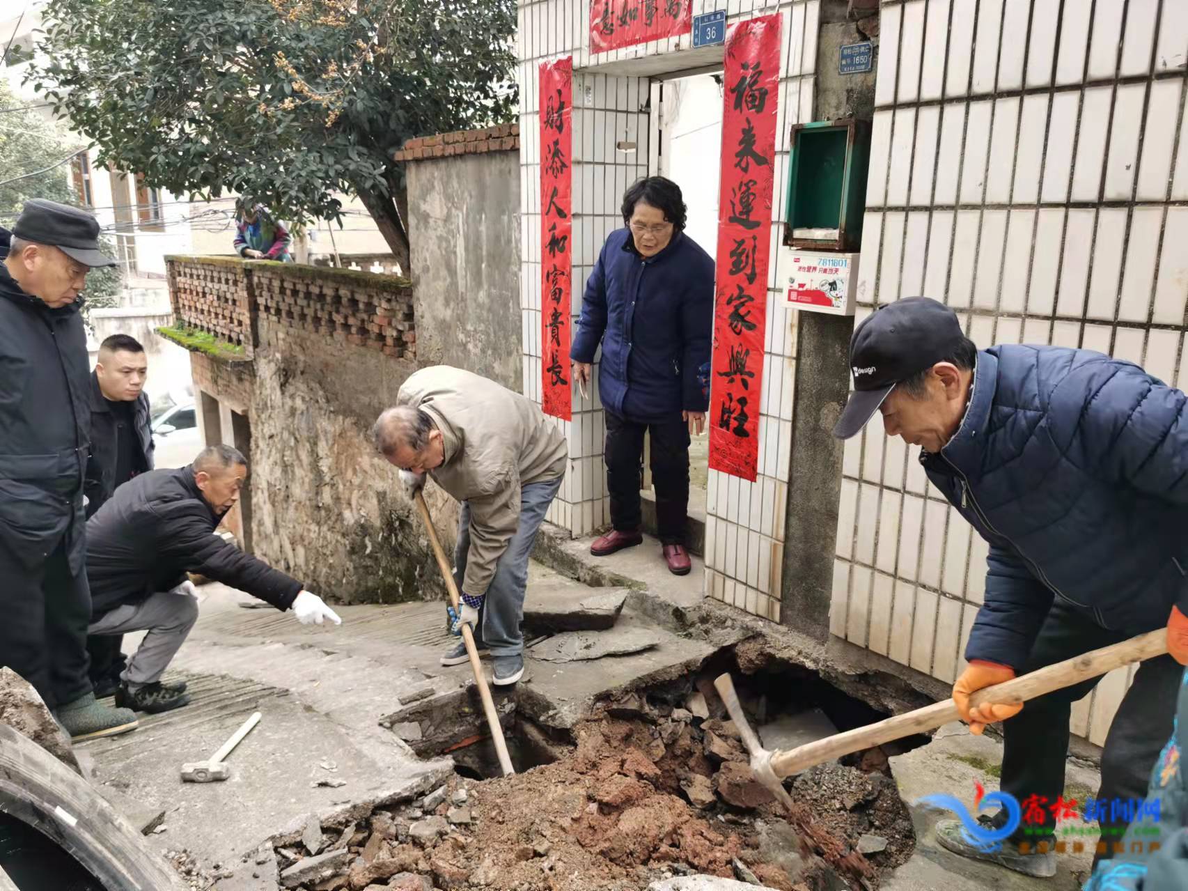 居民門前塌方住建快速搶修.jpg