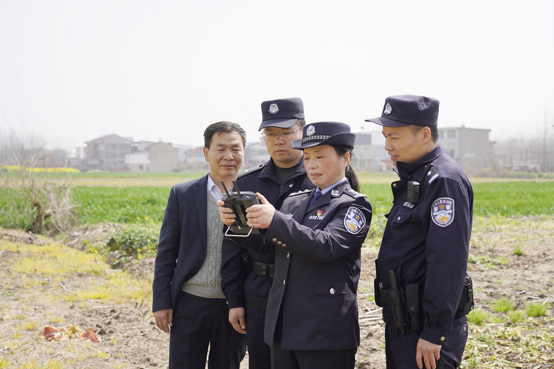 禁毒工作人員在操作無人機.jpg