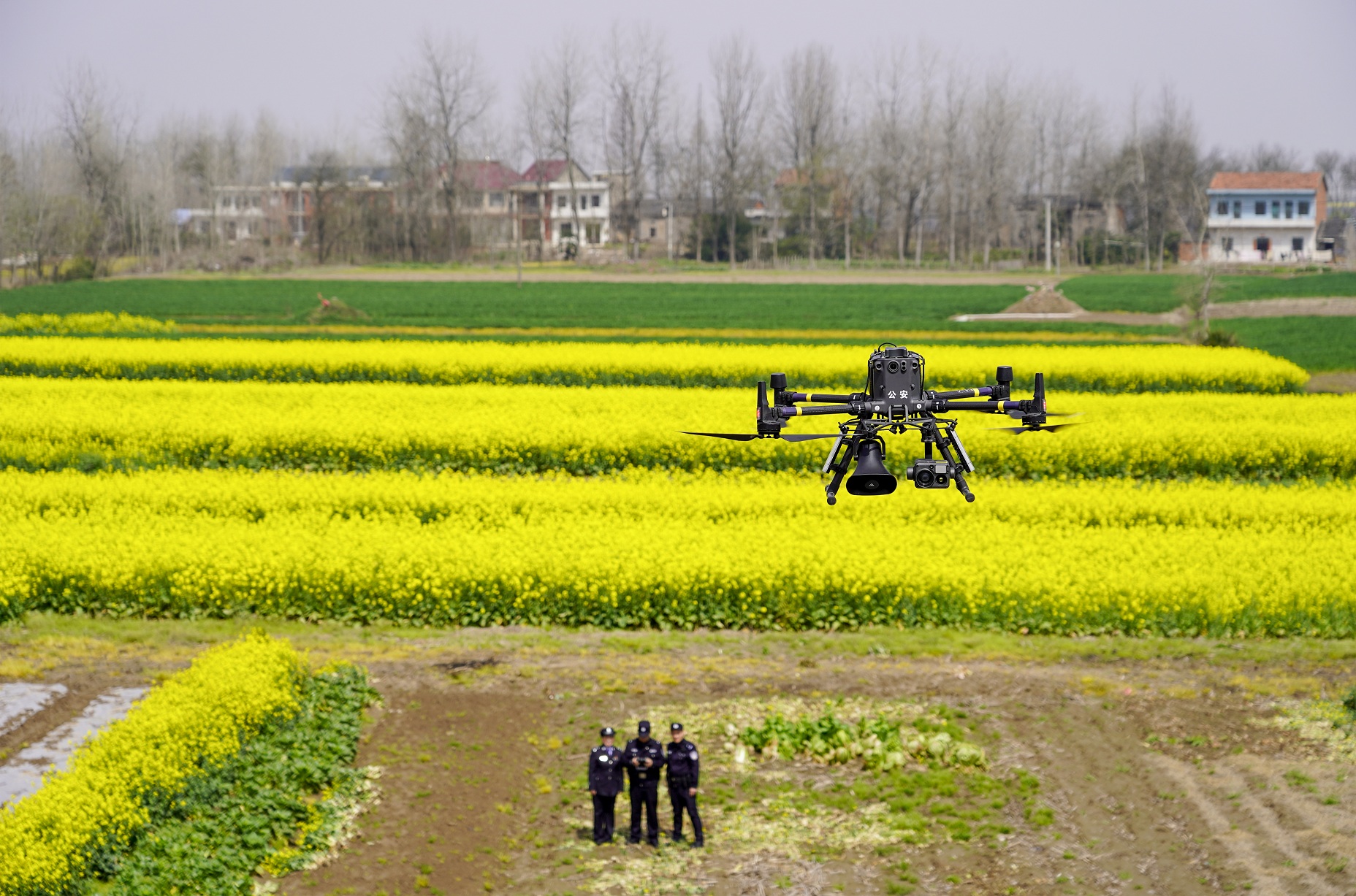 民警在宿松縣匯口鎮程營村操作無人機開展空中巡查.jpg