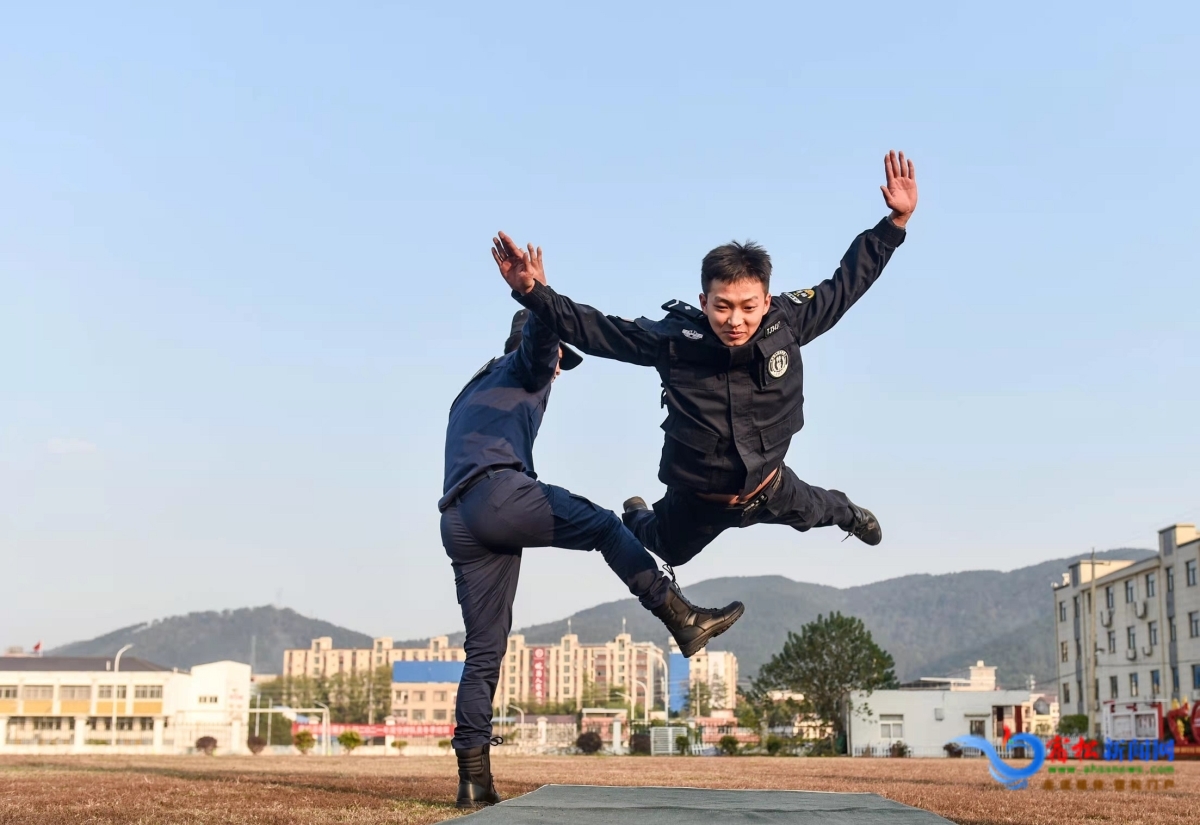 抓領(lǐng)解脫表演.jpg